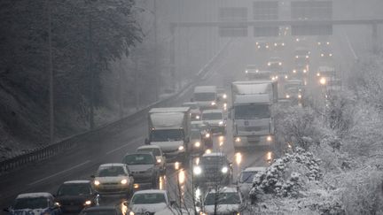 Circulation difficile, voire impossible, en Ile-de-France, comme ici le 6 février 2018, à Cergy-Pontoise, en raison de la neige. (MAXPPP)