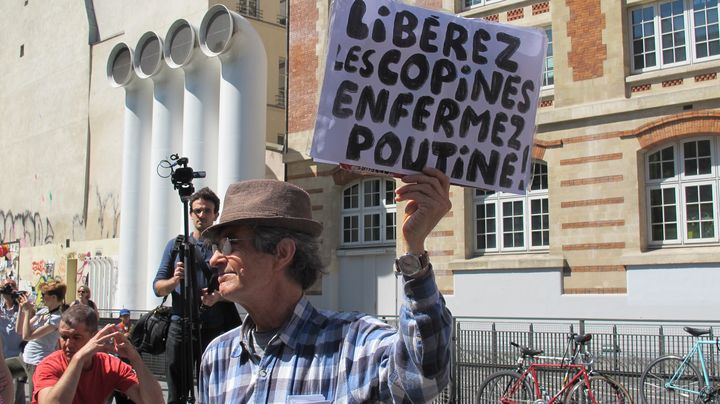 Un manifestant brandit un panneau pendant la manifestation contre le proc&egrave;s des Pussy Riot, vendredi 17 ao&ucirc;t &agrave; Paris. (FLORIANE LOUISON / FTVI)