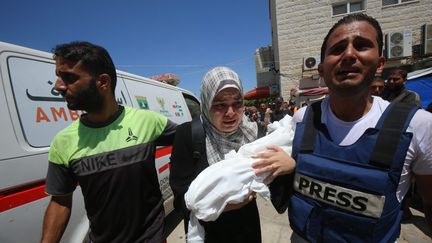 Le correspondant de presse, Mahmoud Al-Louh, pleure les corps de sa sœur et de sa petite fille, à Gaza, le 19 juillet 2024. (IMAGO/ALI HAMAD\ APAIMAGES / MAXPPP)