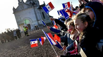 Des enfants participent aux commémorations du centenaire de la fin de la Première guerre mondiale, le 8 novembre 2018, au cimetière de Notre Dame de Lorette (Pas-de-Calais). (PHILIPPE HUGUEN / AFP)