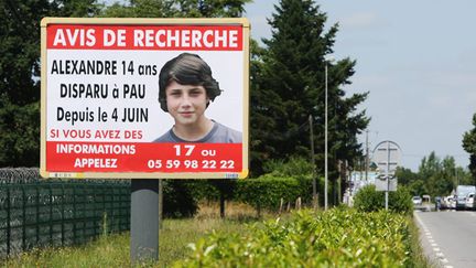 Avis de recherche placard&eacute; &agrave; l'entr&eacute;e de Pau (Pyr&eacute;n&eacute;es-Atlantiques) pour retrouver le jeune Alexandre Junca, le 19 juin 2011. (GUILLAUME BONNAUD / SUD OUEST / MAXPPP)