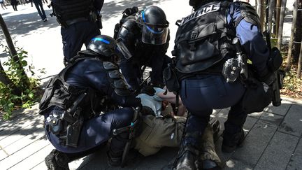 Même si les gendarmes mobiles ont évité autant que possible les contacts avec les manifestants, samedi 3 août à Nantes, des dizaines d'interpellations ont eu lieu à Nantes. (JEAN-FRANCOIS MONIER / AFP)