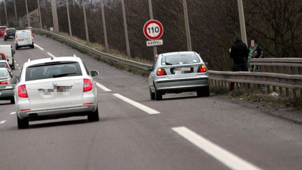 Un v&eacute;hicule en d&eacute;tresse stationne sur une bande d'arr&ecirc;t d'urgence sur l'autoroute A31, en 2012. (  MAXPPP)