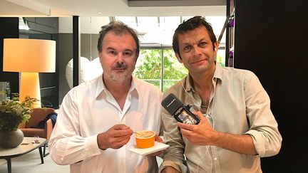 Pierre Hermé et Laurent Mariotte : glace à la rose de Pierre Hermé sortant de la turbine à glace.&nbsp; (Laurent Mariotte / Radio France)