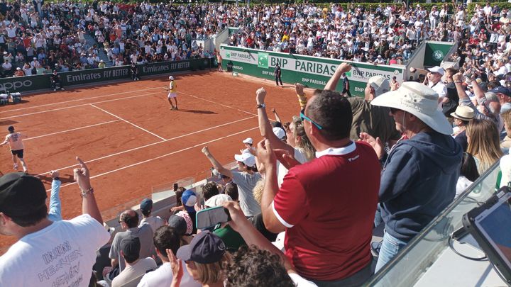 Les spectateurs du court n°14 exultent après un point victorieux de Lucas Pouille, le 25 mai 2023, lors du 3e tour des qualifications de Roland-Garros. (Emmanuel Rupied / Franceinfo: sport)