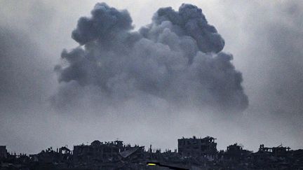 Une photo prise depuis le sud d'Israël, près de la frontière avec la bande de Gaza, montre de la fumée s'échappant après une frappe israélienne sur le nord de l'enclave, le 23 novembre 2023. (JOHN MACDOUGALL / AFP)