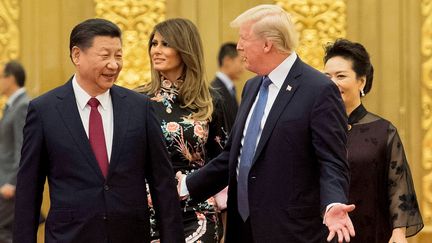 Le président chinois, Xi Jinping, et son homologue américain, Donald Trump, le 9 novembre 2017 à Pékin (Chine). (JIM WATSON / AFP)