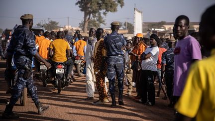 Une patrouille de police sécurise les lieux lors d'un meeting du président&nbsp;Roch Marc Christian Kaboré à Dori, le 10 novembre 2020. (OLYMPIA DE MAISMONT / AFP)