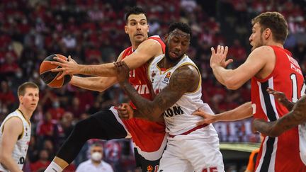 Kostas Sloukas (Olympiakos) devance Donta Hall (Monaco) lors du premier match des quarts de finale de l'Euroligue de basket, le 20 avril au&nbsp;Stade de la Paix et de l'Amitié du Pirée (ANGELOS TZORTZINIS / AFP)