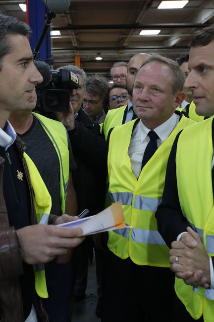 Le président de la République, Emmanuel Macron, en visite sur le site de l'usine Whirlpool d'Amiens (Somme) avec François Ruffin, le 3 octobre 2017. (MAXPPP)