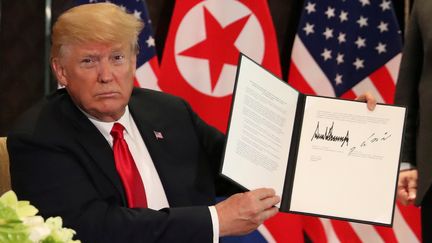 Donald Trump et Kim Jong-un signent un document commun