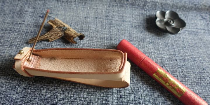 Porte-encens en cuir et morceaux de bois utilisés par Zhikai Yang pour parfumer ses vêtements
 (Corinne Jeammet)