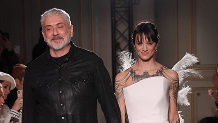 Le styliste Antonio Grimaldi et l'actrice Asia Argento, le 21 janvier 2019 à Paris. (DAVID FISHER/REX/SHUTTERSTOCK/SIPA / SHUTTERSTOCK)