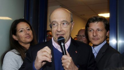 Alain Jupp&eacute; (au c.) aux c&ocirc;t&eacute;s du candidat UMP de la 2e circonscription de Gironde, Nicolas Florian (&agrave; dr.), et de sa suppl&eacute;ante,&nbsp;Maribel Bernard, le 21 mai 2012 &agrave; Bordeaux. (JEAN-PIERRE MULLER / AFP)