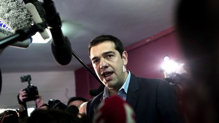 Alexis Tsipras face &agrave; la presse apr&egrave;s avoir vot&eacute; &agrave; Ath&egrave;nes (Gr&egrave;ce), le 25 janvier 2015. (ANGELOS TZORTZINIS / AFP)