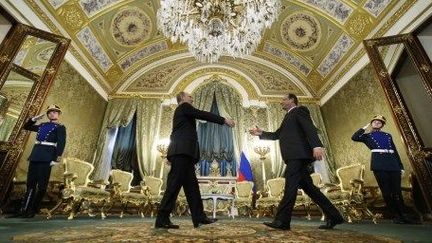 François Hollande et Vladimir Pourtine à Moscou, le 28 février 2013. (ALEXANDER ZEMLIANICHENKO / POOL / AFP)