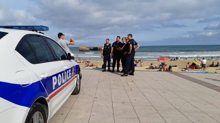 Policiers sur la grande plage de Biarritz (Pyrénées-Atlantiques), le 18 août 2019. (BENJAMIN ILLY / RADIO FRANCE)