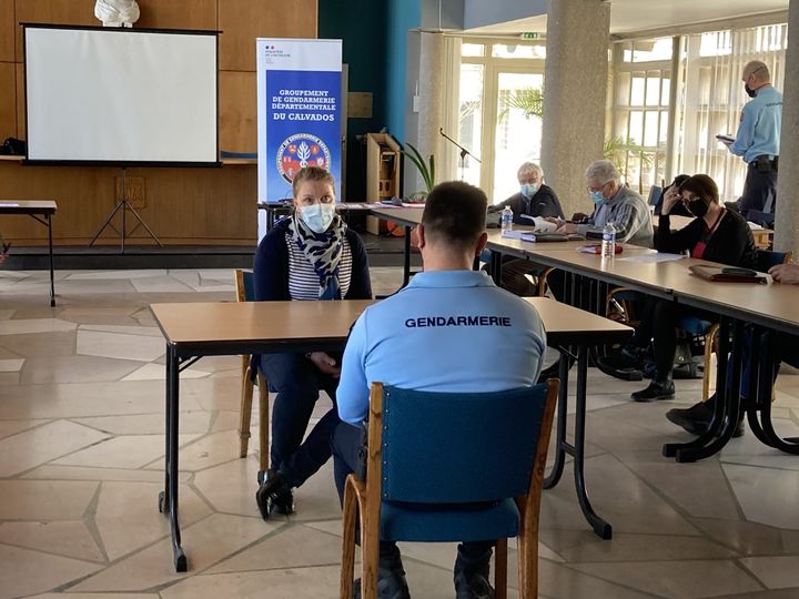 Une des formations organisées par les négociateurs de la gendarmerie à Vire-Normandie (Calvados) pour aider les élus à gérer les tensions avec leurs administrés. (DAVID DI GIACOMO / RADIO FRANCE)