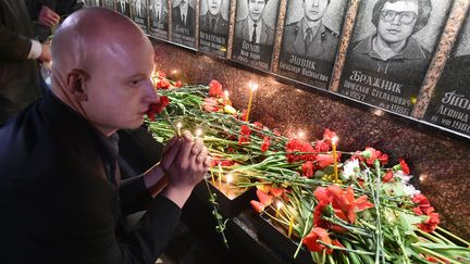 Cérémonie d'hommage aux victimes&nbsp;de Tchernobyl, à&nbsp;Slavutich (Ukraine), le 26 avril 2016.&nbsp; (GENYA SAVILOV / AFP)