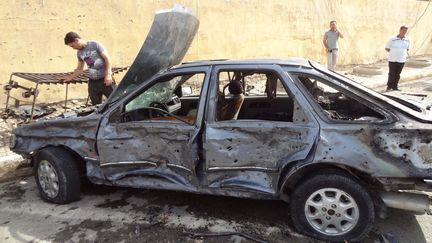 Une voiture pi&eacute;g&eacute;e &agrave; la bombe a explos&eacute; &agrave; Kirkouk (nord de l'Irak), le 16 ao&ucirc;t 2012. (MARWAN IBRAHIM / AFP)