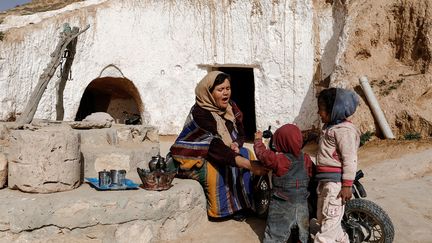 Saliha Mohamedi, une autre résidente, qui réside là avec son mari et ses quatre enfants, ajoute: "Je ne veux pas quitter ma maison, ce serait comme si je jetais ma vie et mes traditions." (ZOHRA BENSEMRA/REUTERS)