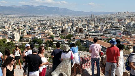 Trouristes à Athènes, en Grèce, le 16 août 2023. Photo d'illustration. (VALLAURI NICOLAS / MAXPPP)