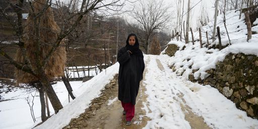 Begum Jan devant sa maison de Dardpora, un village de l'Himalaya proche de la frontière avec le Pakistan. Son mari est porté disparu depuis le 17 novembre 2015. (TAUSEEF MUSTAFA / AFP)