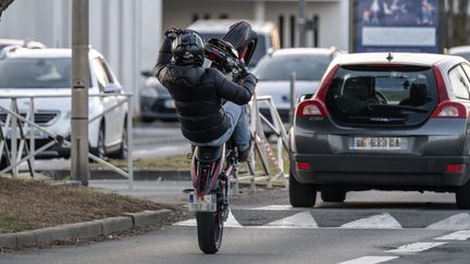 Un motard sur la roue arrière au milieu de la circulation, un phénomène de plus en plus fréquent (photo d'illustration). (XAVIER LEOTY / MAXPPP)