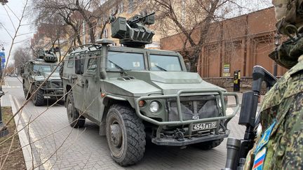 Un contingent russe de&nbsp;"maintien de la paix" dans les rues d'Almaty (Kazakhstan), mercredi 12 janvier 2022. (RUSSIAN DEFENCE MINISTRY PRESS SERVICE / HANDOUT / MAXPPP)