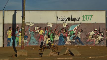 Un mur de la ville de Djibouti, photographié en 2015, célèbre l'accession à l'indépendance de cette colonie française. Indépendance obtenue le 27 juin 1977. (CARL DE SOUZA / AFP)