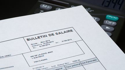 Bulletin de salaire (photo d'illustration). (PATRICK LEFEVRE / MAXPPP)