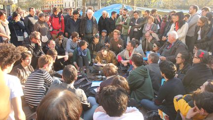 La&nbsp;commission "Economie politique et citoyenneté" de Nuit Debout se réunit&nbsp;sur la place de la République à Paris, le 18 avril 2016.