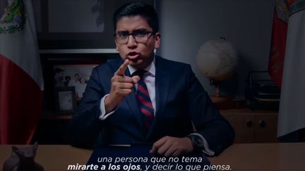 Miguel Angel Covarrubias, l'ancien maire de Texoloc (Mexique), reprend presque mot pour mot en espagnol le discours du personnage de fiction Frank Underwood, dans cette vidéo postée sur Facebook, le 13 juin. (Miguel Angel Covarrubias / FACEBOOK)