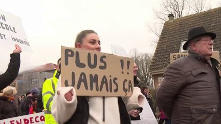 Des sinistrés se sont rassemblés à Blendecques (Pas-de-Calais) afin de former un collectif, mais aussi de manifester leur mécontentement. Ils interpellent les pouvoirs publics et les assureurs après ces crues dévastatrices. (France 2)