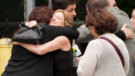 L'actrice Edie Falco (C) alias Carmela Soprano dans la s&eacute;rie "Les Soprano" arrive aux fun&eacute;railles de James Gandolfini &agrave; New York (Etats-Unis), le 27 juin 2013. (DIPASUPIL / GETTY IMAGES / AFP)