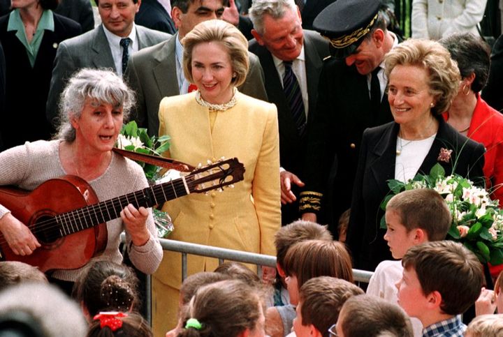 Hillary Clinton rend visite &agrave; Bernadette Chirac, sur ses terres, dans le petit village de Corr&egrave;ze, le 12 mai 1998. (PATRICK BERNARD / AFP)