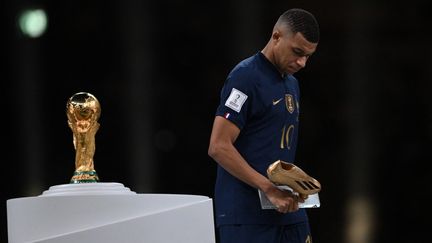 L’équipe de France échoue à conserver son titre mondial, dimanche 18 décembre, en s’inclinant face à l’Argentine au terme d’une finale d’anthologie au stade Lusail. Menés au score par l’Albiceleste, les Bleus reviennent par deux fois grâce à un triplé légendaire de Kylian Mbappé, avant de s’incliner lors de la séance de tirs au but. Cruel mais si beau. (PAUL ELLIS / AFP)