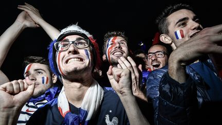 Des fans de l'équipe de France de football, à Moscou (Russie), le 10 juillet 2018, lors de la demi-finale de la Coupe du monde entre la France et la Belgique. (NIU BO / IMAGINECHINA / AFP)