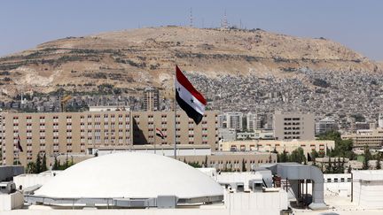 Le drapeau syrien flotte dans le centre de Damas (Syrie),&nbsp;le 4 septembre 2013. (LOUAI BESHARA / AFP)