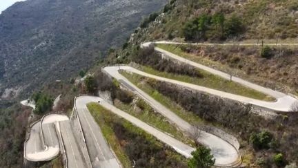 Le parcours du Tour de France 2024 a été dévoilé, mercredi 25 octobre. Les coureurs devront parcourir 3 492 kilomètres l'été prochain. Ils partiront pour la première fois de Florence, en Italie, avant une arrivée finale inédite à Nice (Alpes-Maritimes). (FRANCEINFO)