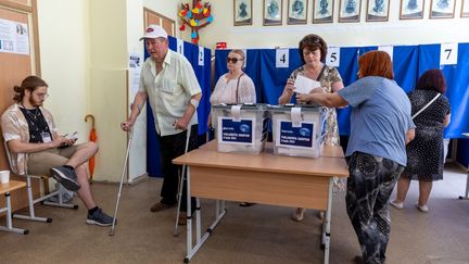 Des électeurs dans un bureau de vote à Chisinau, en Moldavie, le 9 juin 2024. (ELENA COVALENCO / AFP)