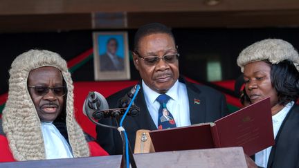 Le président élu du Malawi, Arthur Peter Mutharika, prête serment pour son deuxième mandat, le&nbsp;28 mai 2019.&nbsp; (AMOS GUMULIRA / AFP)