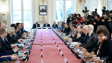 Le Premier ministre, Manuel Valls, et les repr&eacute;sentants des partenaires sociaux, le 25 f&eacute;vrier 2015, &agrave; Paris. (STEPHANE DE SAKUTIN / AFP)