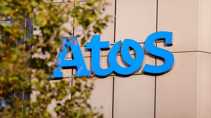 Le logo du groupe français Atos, à Zurich (Suisse), le 3 mars 2023. (JOAN CROS / NURPHOTO / AFP)