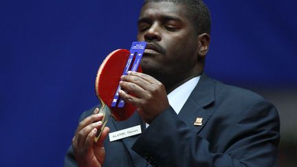 Un juge v&eacute;rifie la conformit&eacute; d'une raquette avant le d&eacute;but du championnat du monde de tennis de table &agrave; Dortmund (Allemagne), le 26 mars 2012. (INA FASSBENDER / REUTERS)