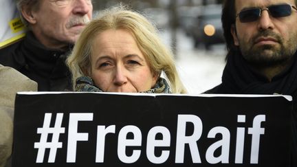 Une activiste d'Amnesty International manifeste à Berlin pour la libération de Raif Badawi.&nbsp; (TOBIAS SCHWARZ / AFP)