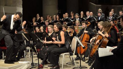 Leonardo Garcia Alarcon dirige le Requiem à Ambronnay
 (CCR Ambronay - Bertrand Pichène)