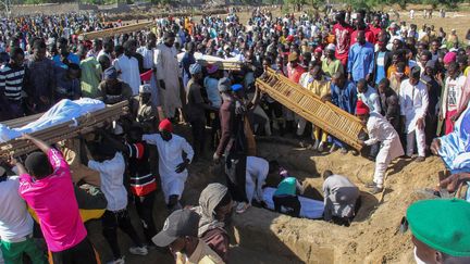 Le 29 novembre 2020, au moins 76 paysans retrouvés tués ont été enterrés en présence du gouverneur de l'Etat du Borno (Nigeria), à Zabarmari. (AUDU MARTE / AFP)