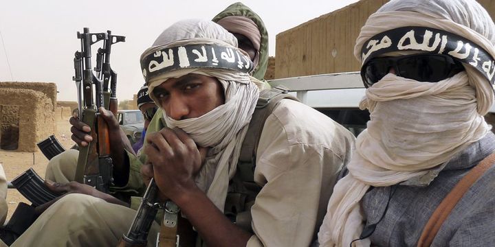 Des militants du groupe terroriste Ansar Dine actifs dans le Sahel, le 16 juin 2012. (REUTERS / Adama Diarra)