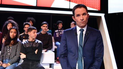 Le candidat&nbsp;socialiste à la présidentielle, Benoît Hamon, le 9 mars 2017 sur le plateau de L'Emission politique, de France 2. (GABRIEL BOUYS / AFP)